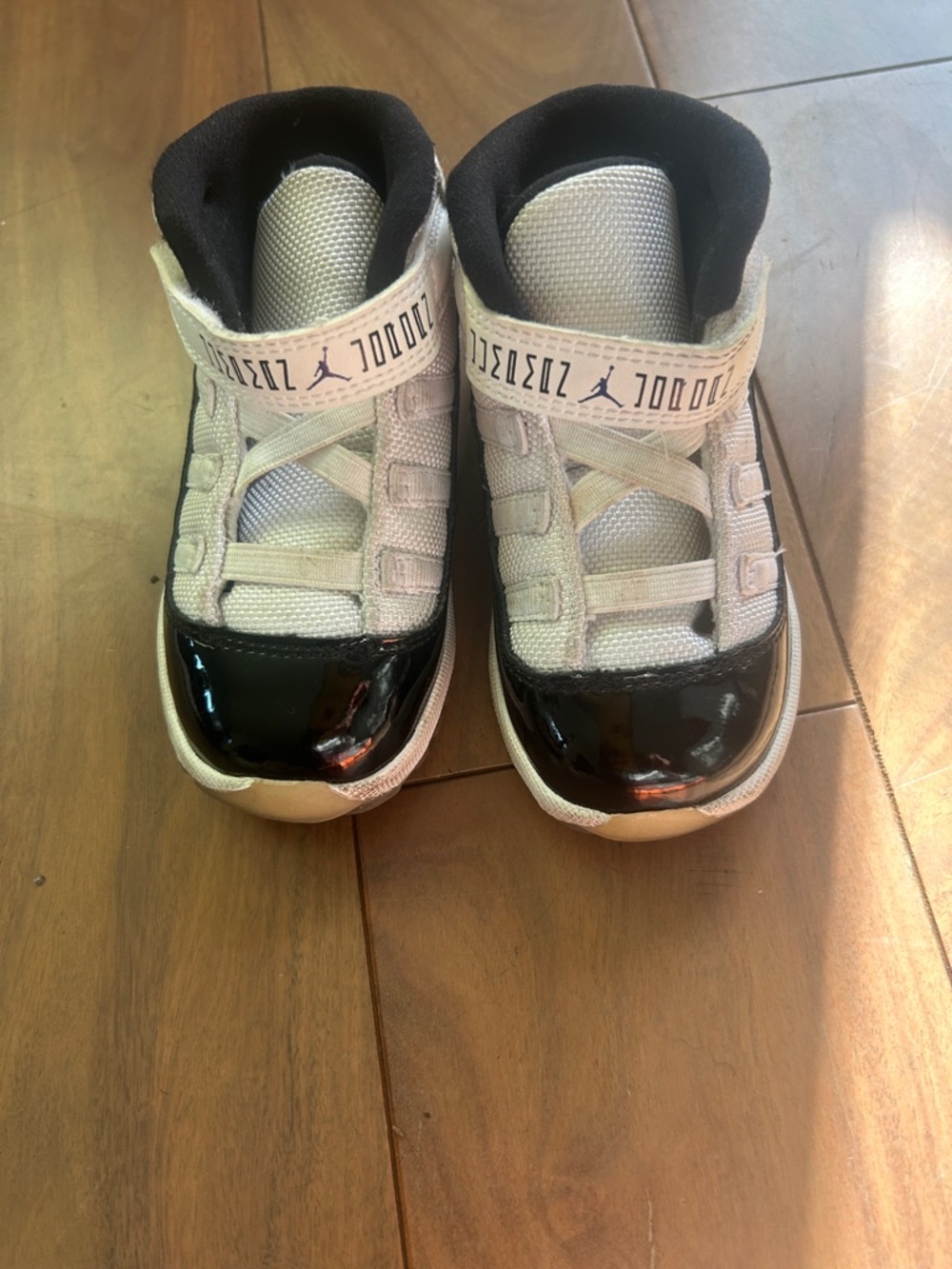 Jordan Kids' Low-Top Sneakers in White and Black